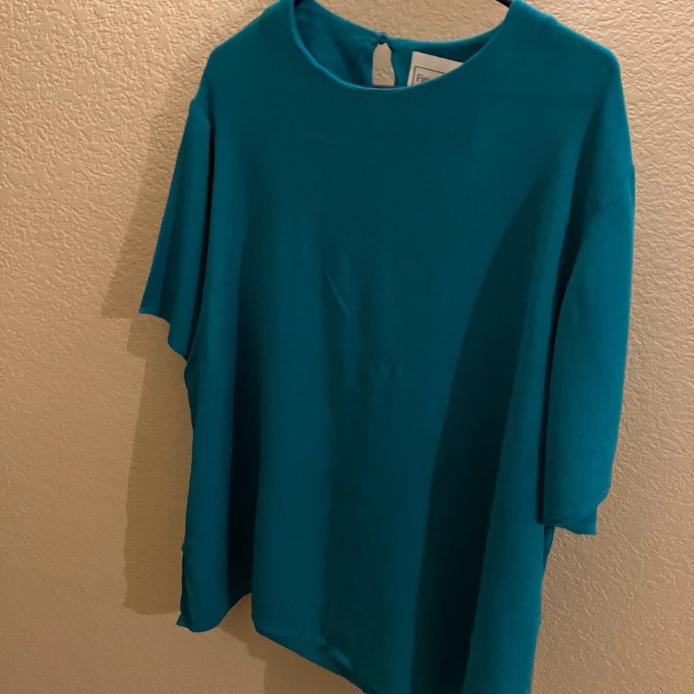 428 Fitting Image short sleeve blouse with waist slits